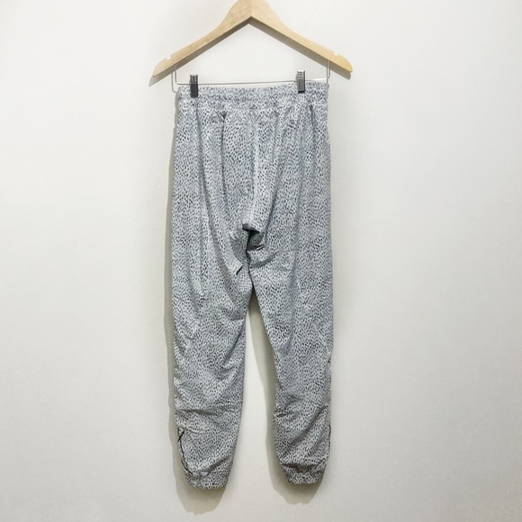 Lululemon Trainer Track Pants Size 6 Grey Polka Dot Dottie Dash Lined - Picture 3 of 10